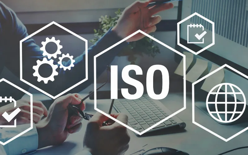 Íconos de normas ISO sobre una mesa de trabajo